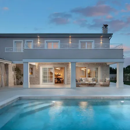 4 Bedroom Gorgeous In * Zminj