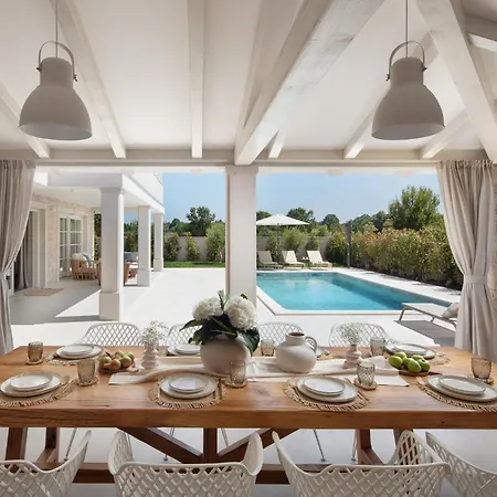 4 Bedroom Gorgeous In Semesterbostad