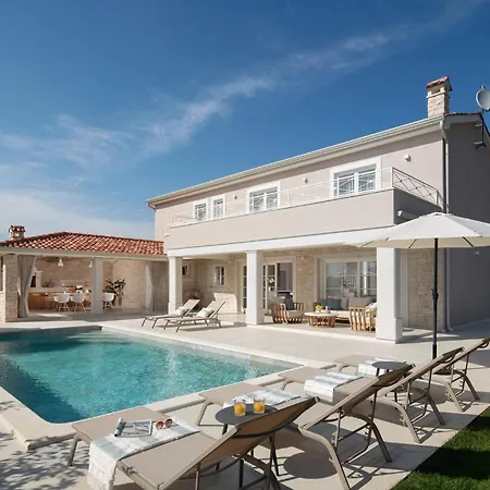 4 Bedroom Gorgeous In Žminj
