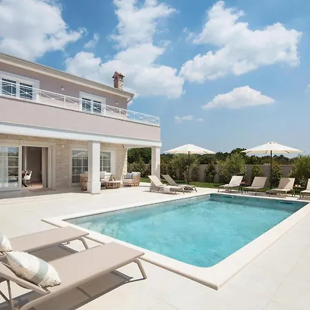 4 Bedroom Gorgeous In Semesterbostad *